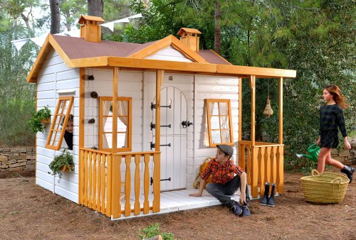 Enfants jouant dans une cabane en bois à l'extérieur