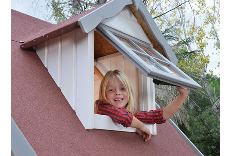 Enfants jouant dans une cabane en bois à l'extérieur