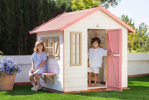 Enfants jouant dans une cabane en bois à l'extérieur