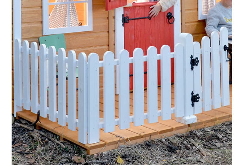 Bambini che giocano in una casetta di legno all'aperto