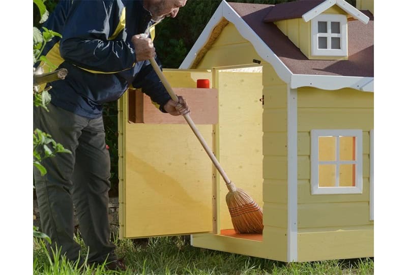 Bambini che giocano in una casetta di legno all'aperto