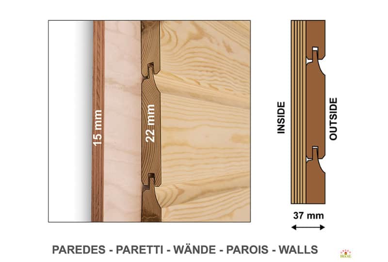 Bambini che giocano in una casetta di legno all'aperto