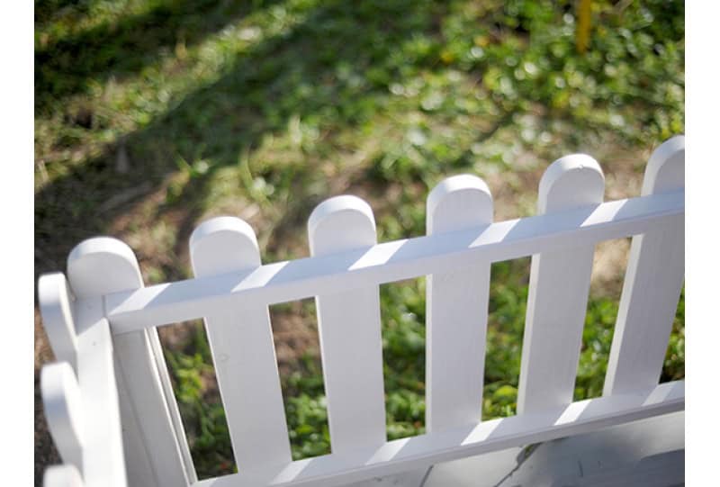 Crianças brincando em uma casinha de madeira ao ar livre