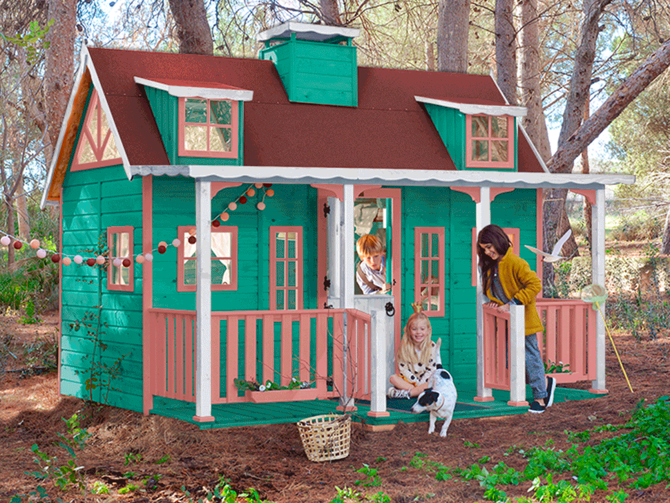 Crianças brincando em uma casinha de madeira ao ar livre