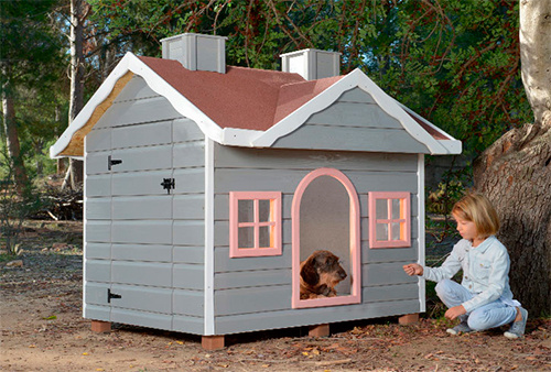 Caseta de madera para Perros Grandes sin porche. Con un perro dentro de la caseta y una niña fuera.