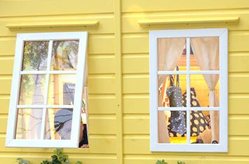 Dos ventanas de madera de una casita infantil