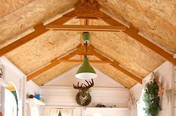 Techos de casita infantil de madera con lámpara verde.